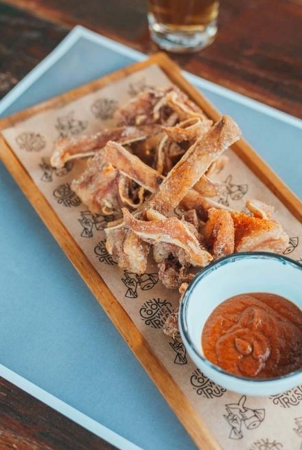 Inicio 5 Oreja de cerdo muy crujiente con salsas bravas en Taberna TrasteO, Zahara de los Atunes