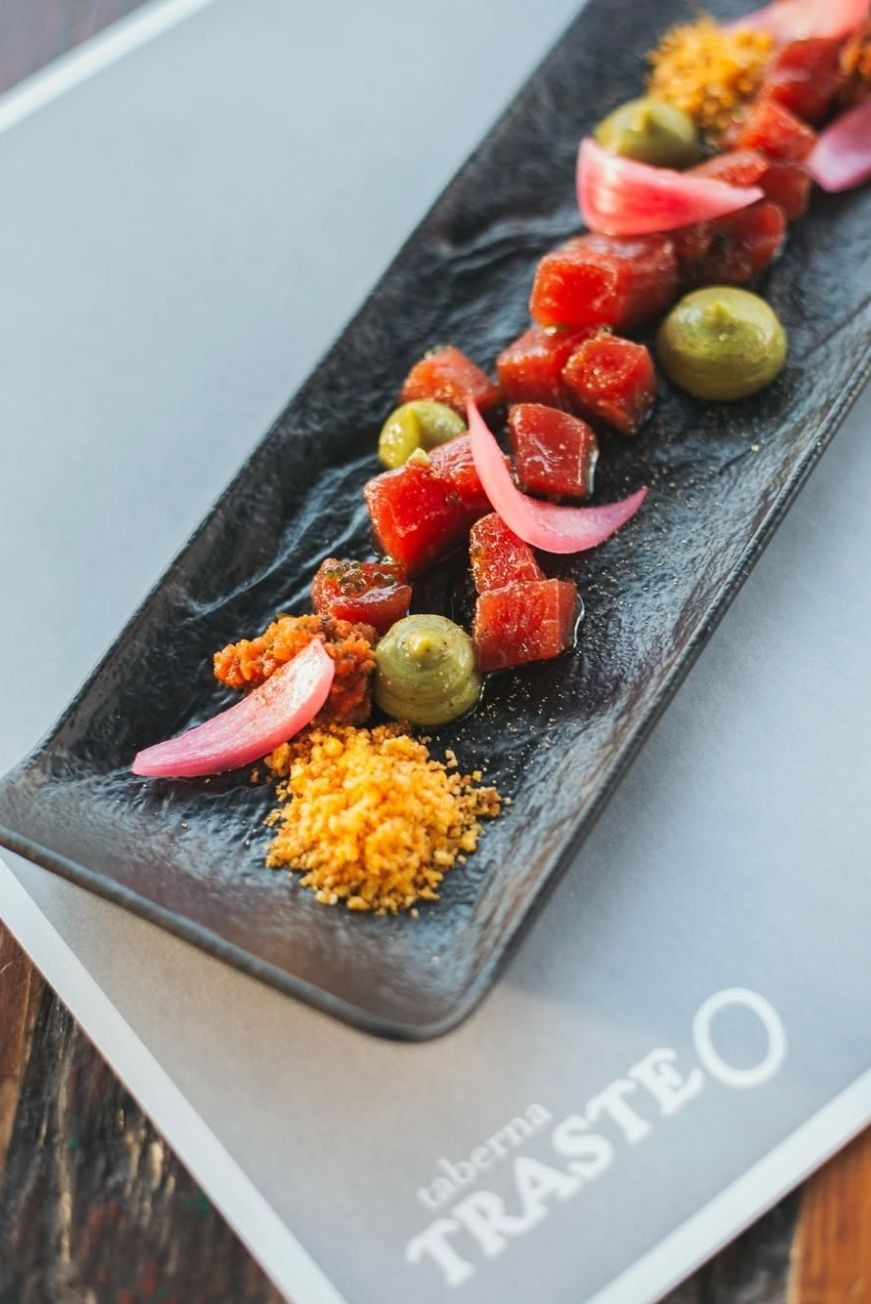 Dados de atún rojo marinados con guacamole, salmorreta y cebollas encurtidas en Taberna TrasteO, Zahara de los Atunes