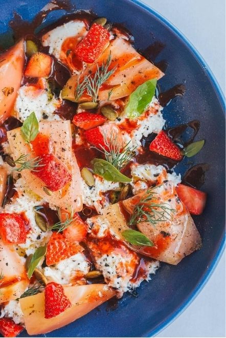 Inicio 13 Burrata rota con vinagreta de fresas y hierbas frescas en Taberna TrasteO, Zahara de los Atunes