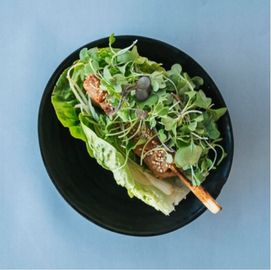 Inicio 7 Satay de atún a la brasa con brotes frescos en Taberna TrasteO, Zahara de los Atunes