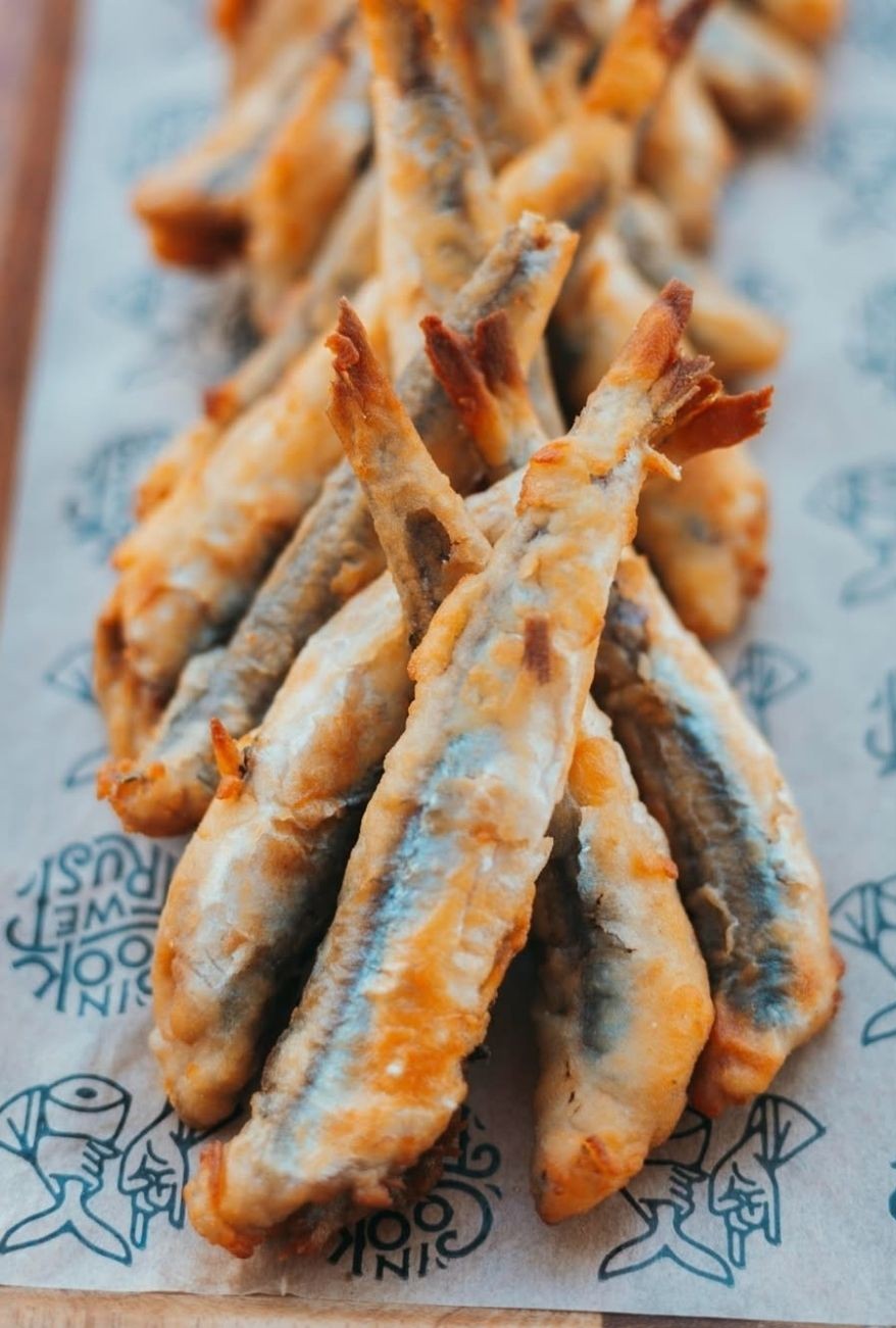 Inicio 10 Boquerones fritos a la malagueña servidos en Taberna TrasteO, Zahara de los Atunes