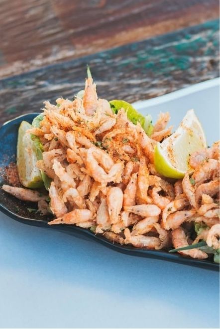 Inicio 14 Tortillita de camarones frita al estilo vietnamita con salsa agridulce de pimientos rojos en Taberna TrasteO, Zahara de los Atunes